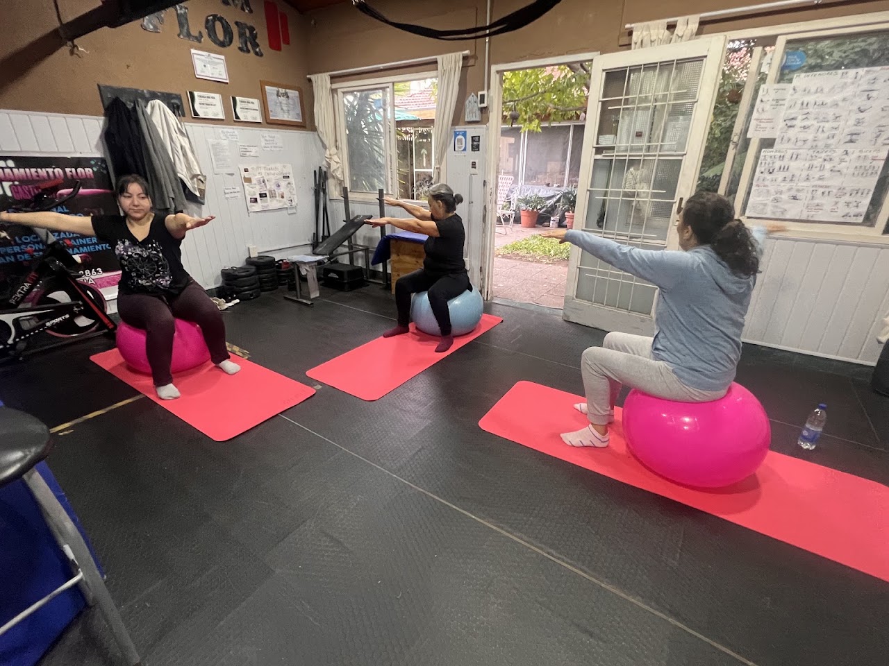 Alumnas entrenando en Gym Flor Castelar