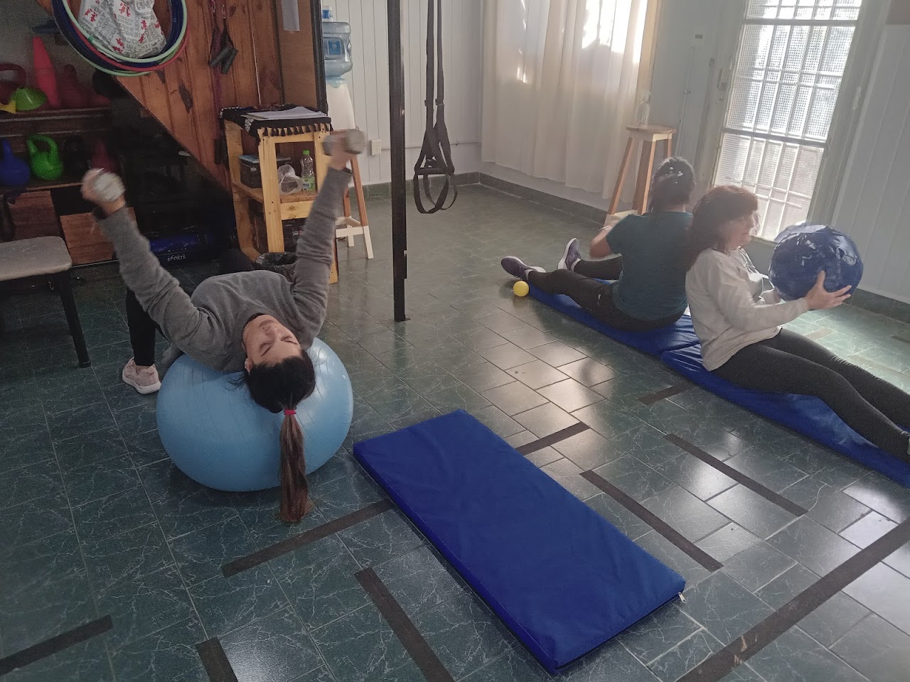 Clase funcional guiada en sesión en Gym Flor